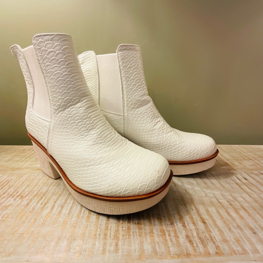 Pierre Dumas White Textured Ankle Booties - Picture 5 of 11